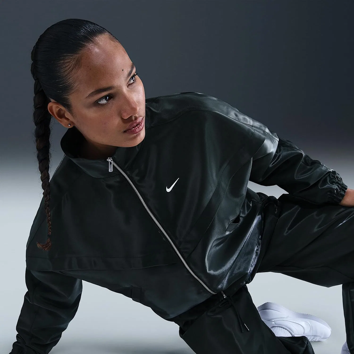 Куртка женская активная Nike Windrunner Shine, цвет Seaweed/Sail — фото 3