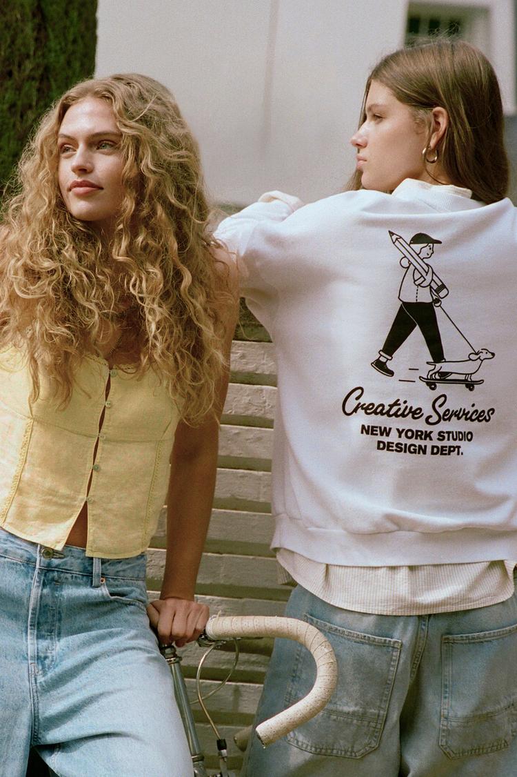 

Толстовка Creative Services белого цвета Pull And Bear, белый