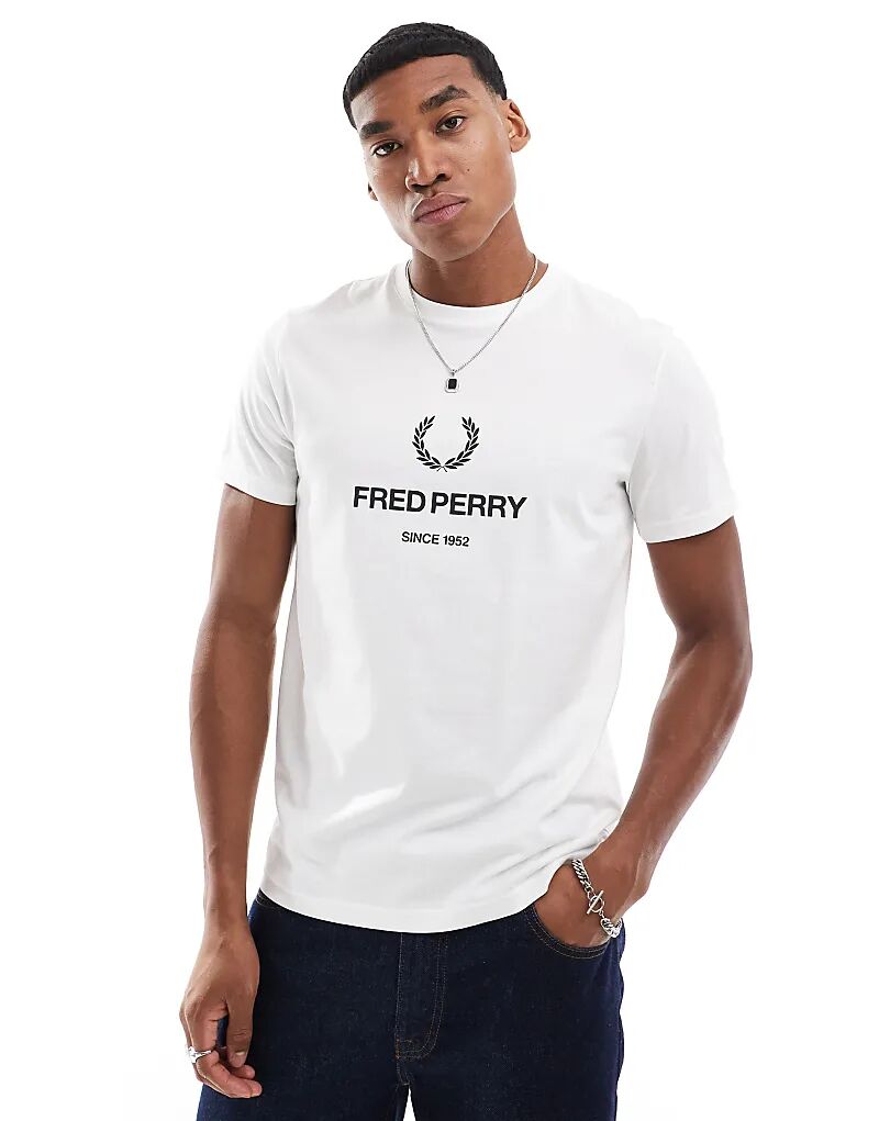 

Fred Perry – Футболка белого цвета с графическим принтом