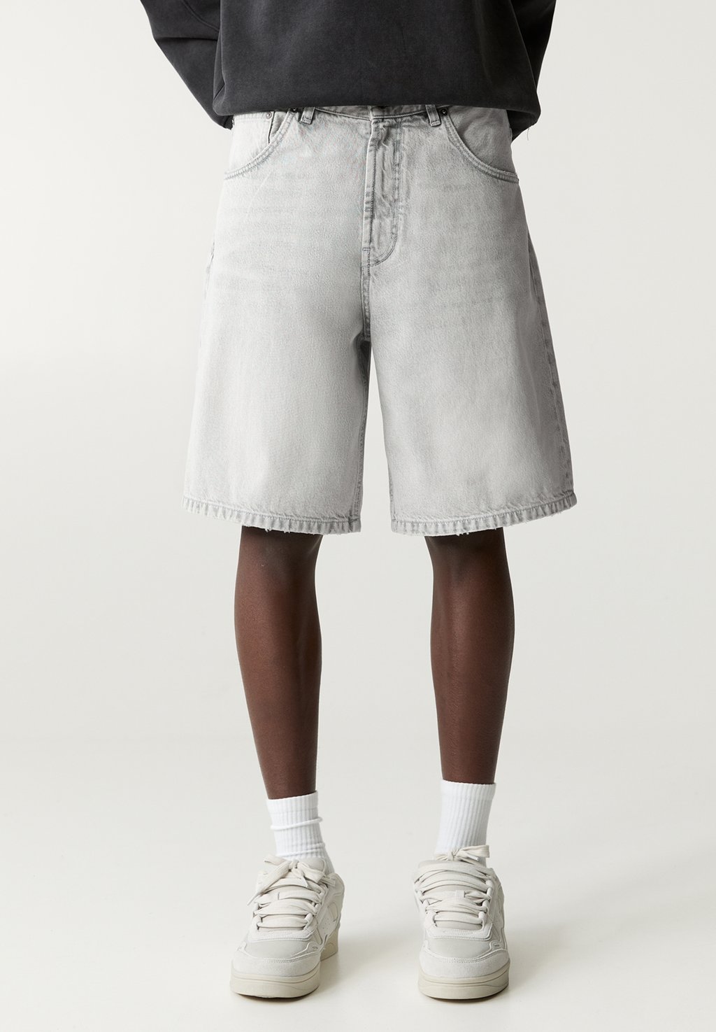 

Джинсовые шорты BAGGY PULL&BEAR, светло-серый
