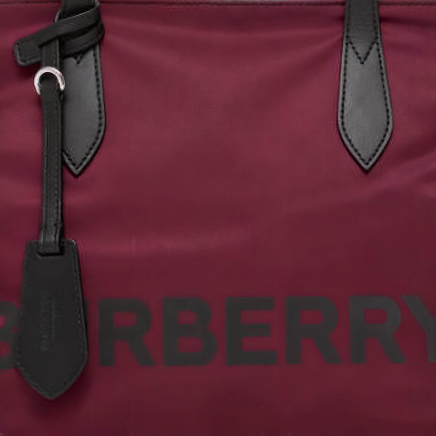 Женская сумка Burberry через плечо из переработанного нейлона, красная — фото 2