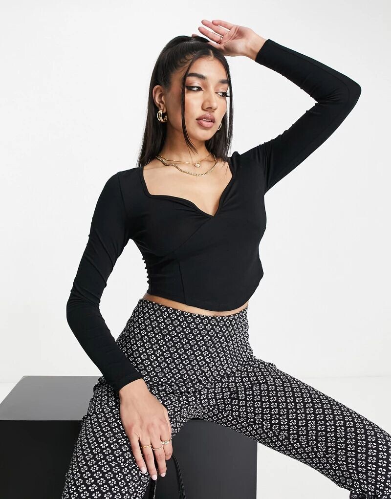 

Черный укороченный топ с длинными рукавами в форме сердца Miss Selfridge