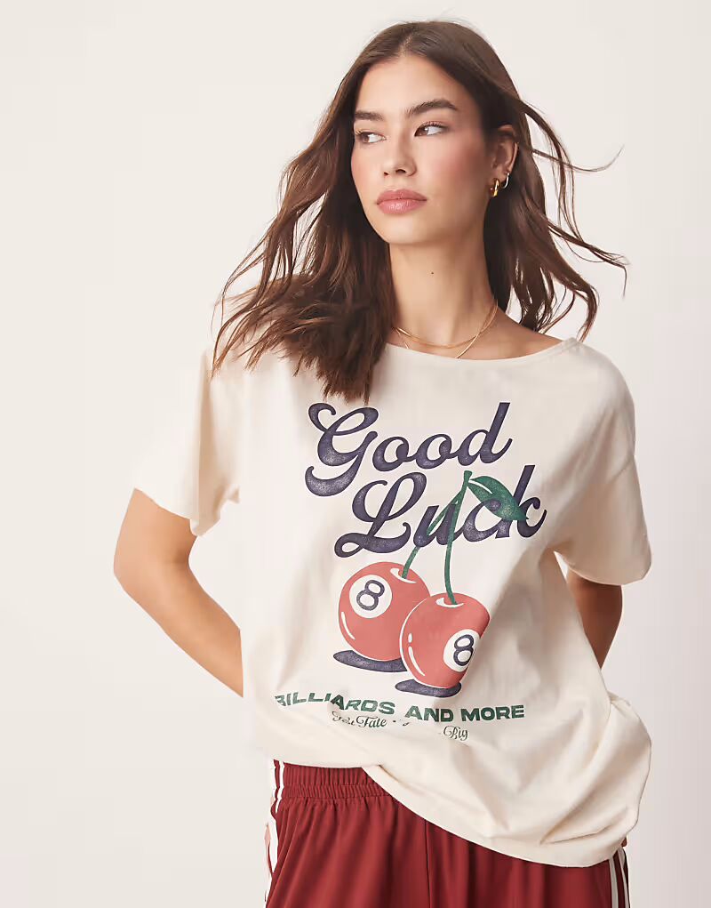 

Футболка Hollister с разрезом на шее и принтом в виде счастливой вишни бежевого цвета