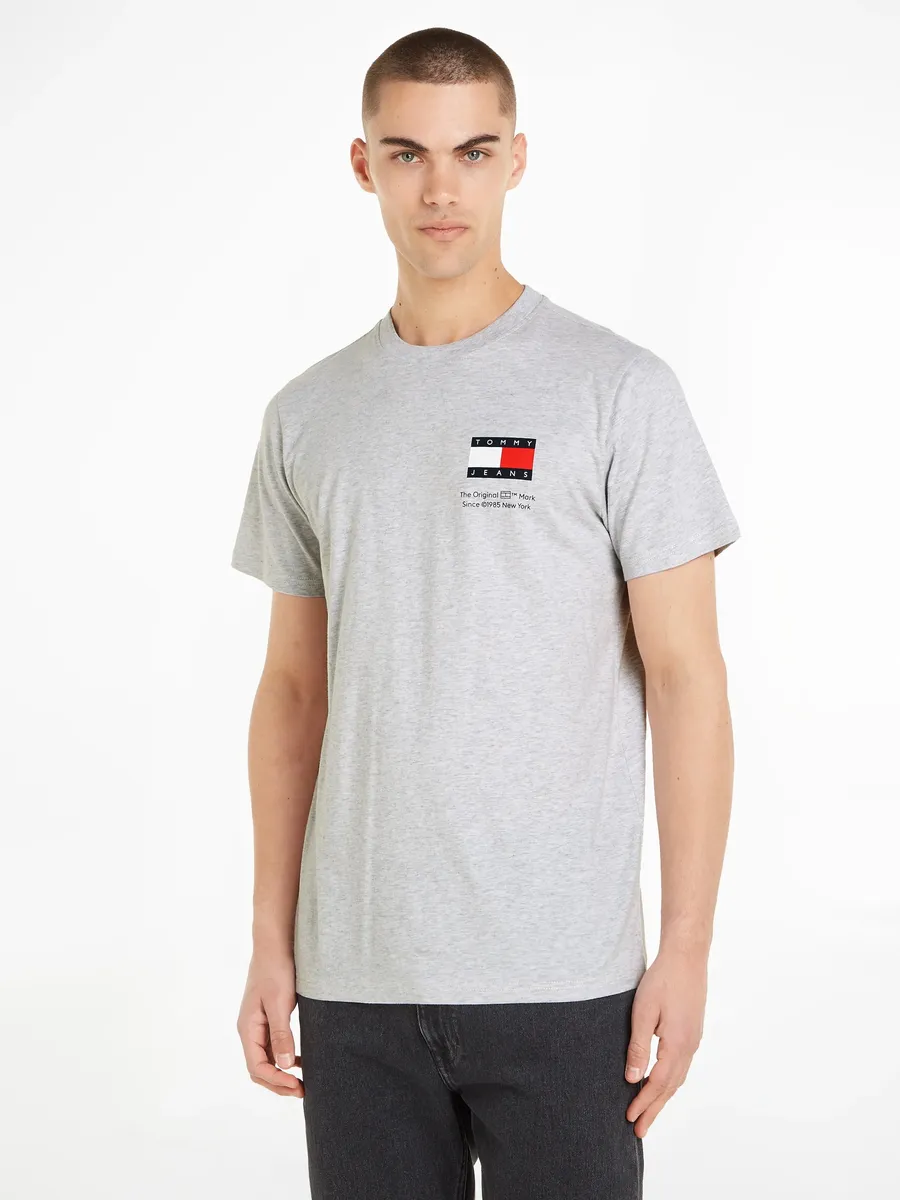 

Футболка Tommy Jeans Plus "TJM SLIM ESSENTIAL FLAG TEE EXT", с надписью логотипа Tommy Jeans, большие размеры, серый