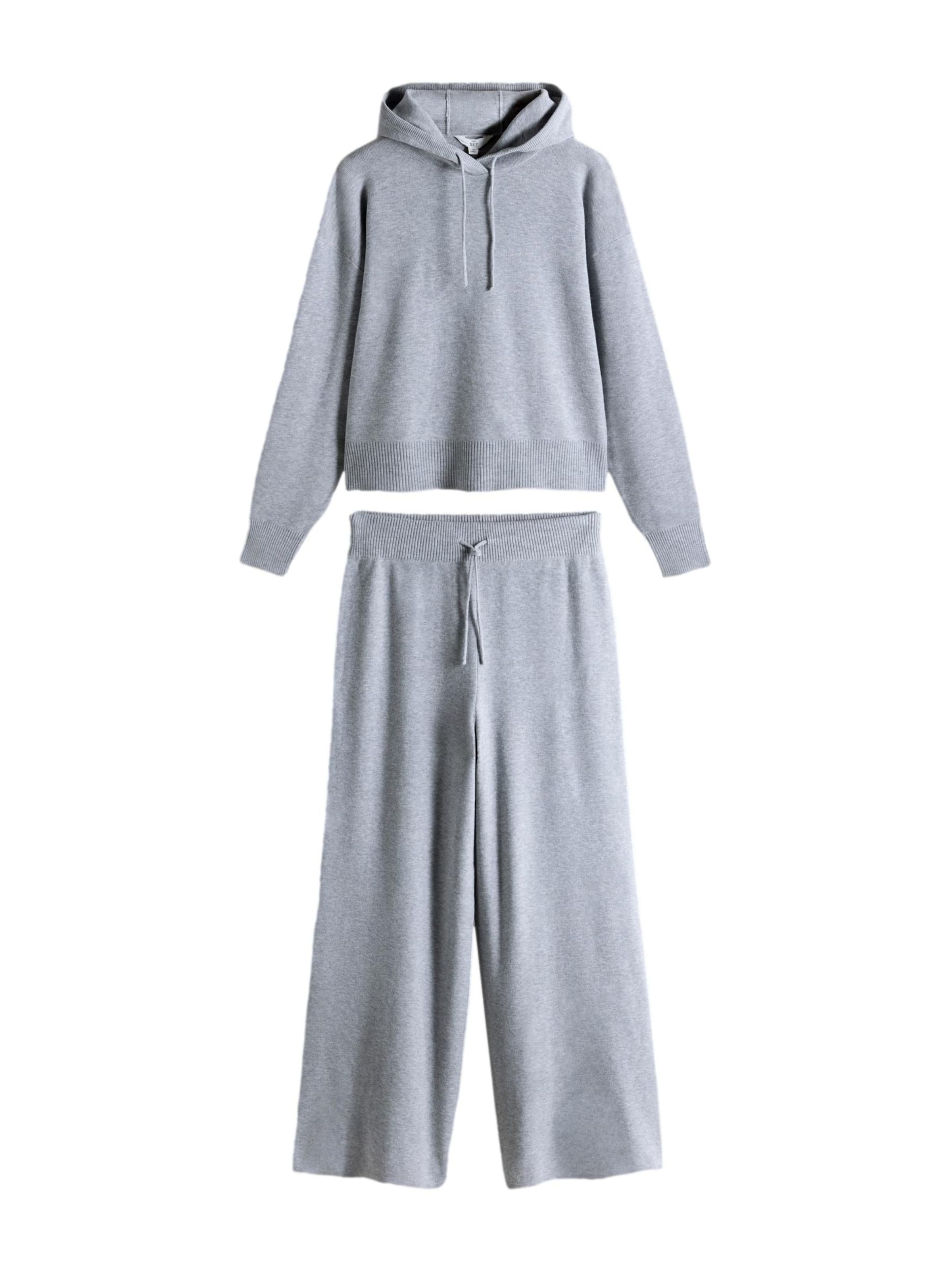 

The Set Спортивный костюм в светло-сером цвете