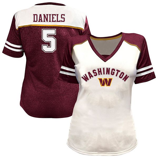 

Футболка V-neck с блестками Washington Commanders Jayden Daniels белая plus size Fanatics