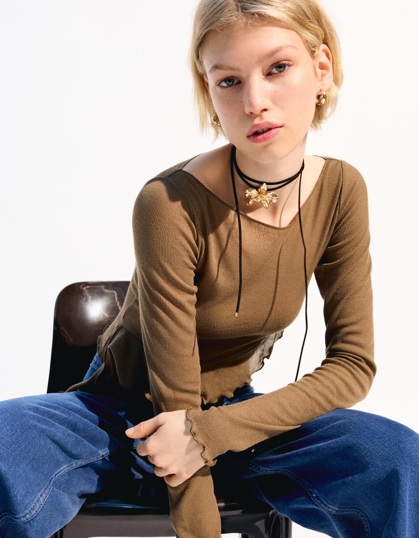 

Футболка с длинными рукавами и оборками Bershka, хаки