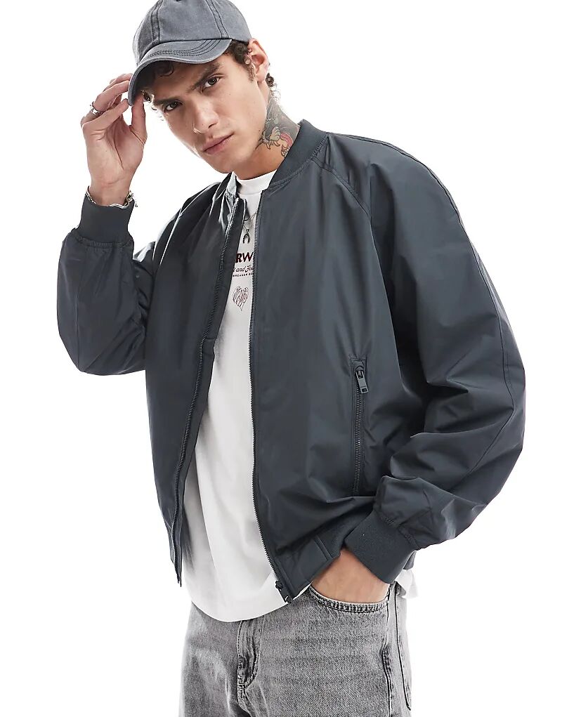 

Нейлоновая куртка-бомбер черного цвета Bershka