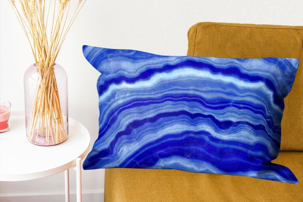 синий камень на черной бархатной подушке