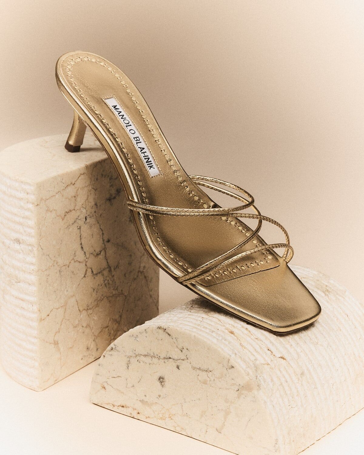 Кожаные шлепанцы с ремешками и эффектом металлик Manolo Blahnik, цвет Gold — фото 2