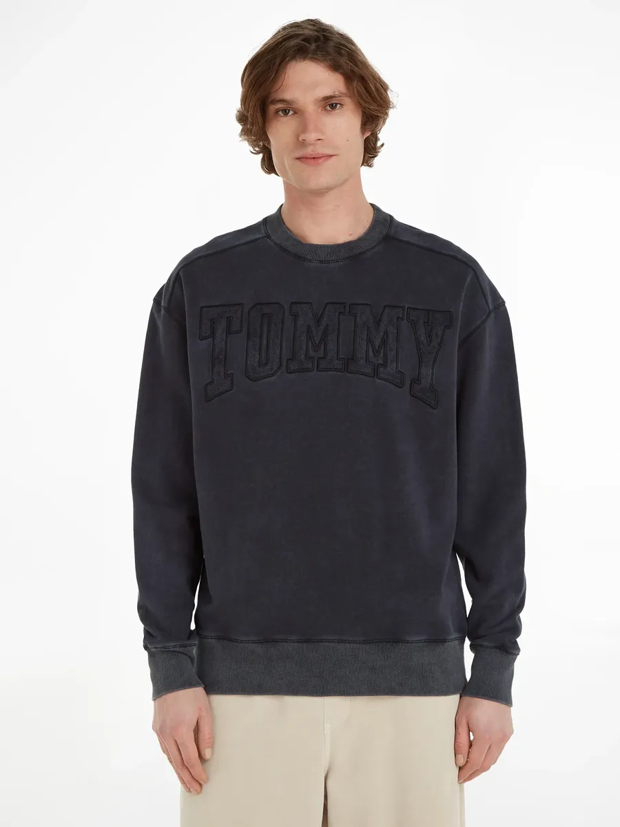 

Толстовка Tommy Jeans "TJM RLX NEW VRSTY ACID WASH CREW", черный