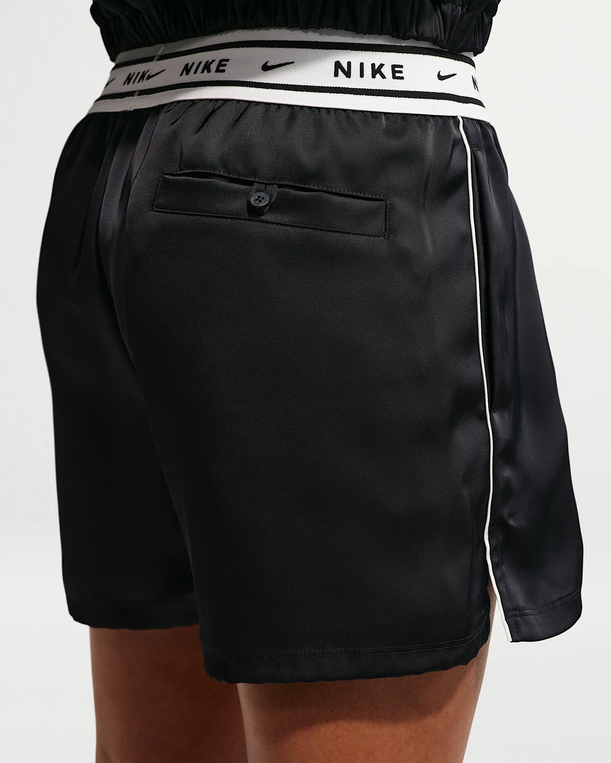 Женские свободные шорты из сатина со средней посадкой Nike Sportswear, Black/Sail — фото 3