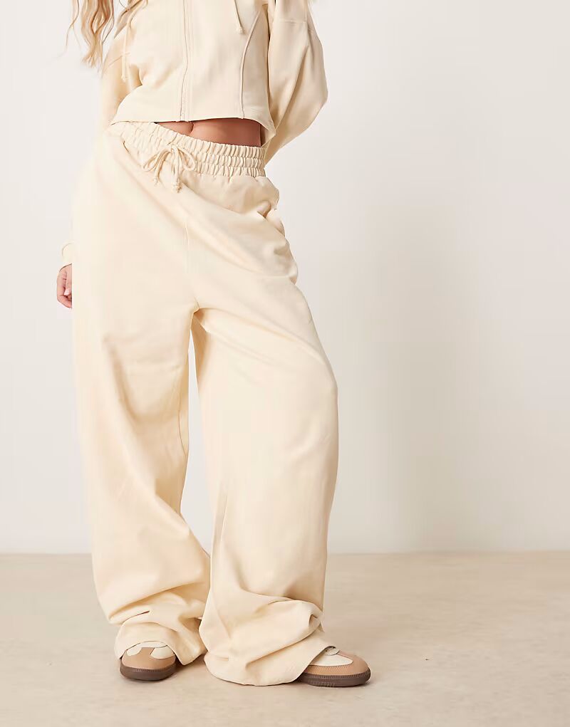 

Спортивные брюки ASOS DESIGN с декоративными швами цвета пахты и желтого цвета