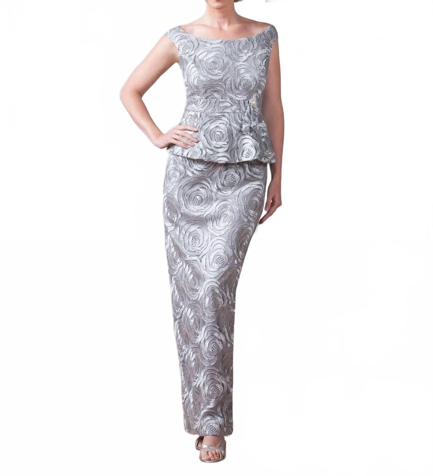 

Платье с баской и вышивкой в ​​серебряном цвете Ursula Of Switzerland, серебряный