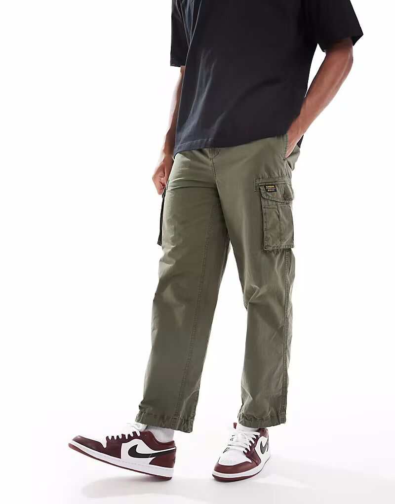 

Легкие брюки-карго Superdry Parachute в цвете зеленый лук