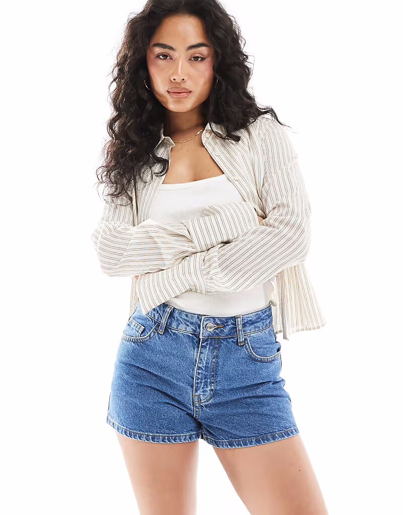 

Джинсовые шорты ASOS DESIGN микро А-силуэта средне-синего цвета