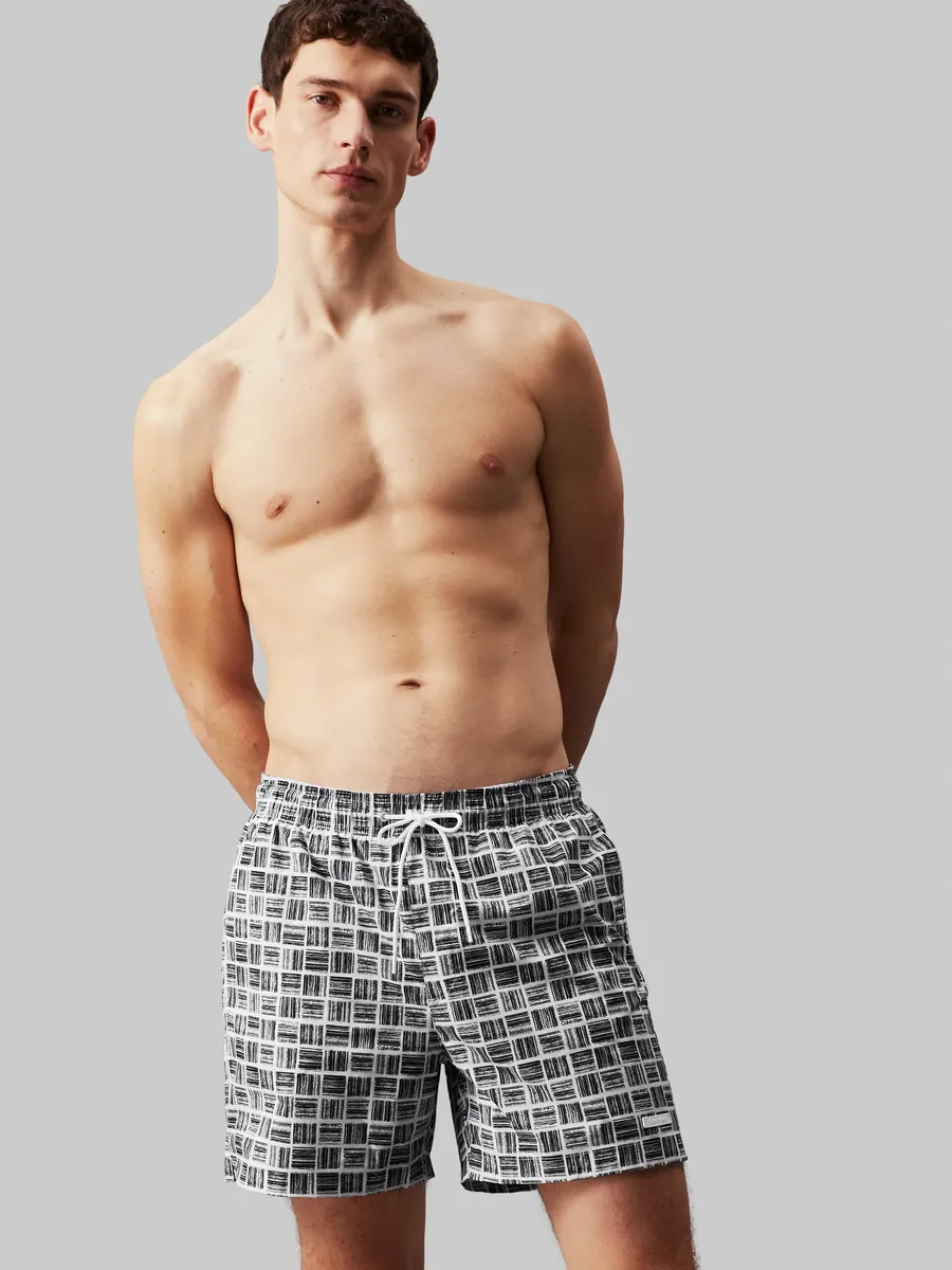 

Купальные шорты Calvin Klein Swimwear "СРЕДНЯЯ ШТОРКА С ПРИНТОМ", с принтом по всей поверхности, цвет Grid Stroke B/W Aop