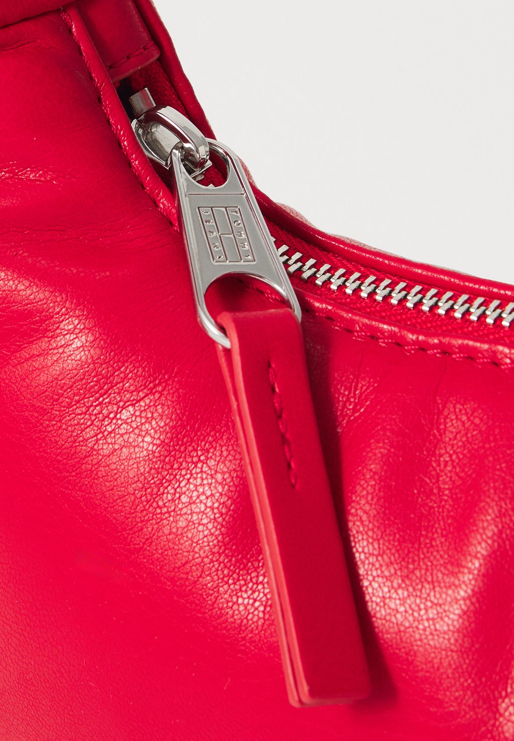 

Сумка PILLOW MINI HOBO Tommy Jeans, красный