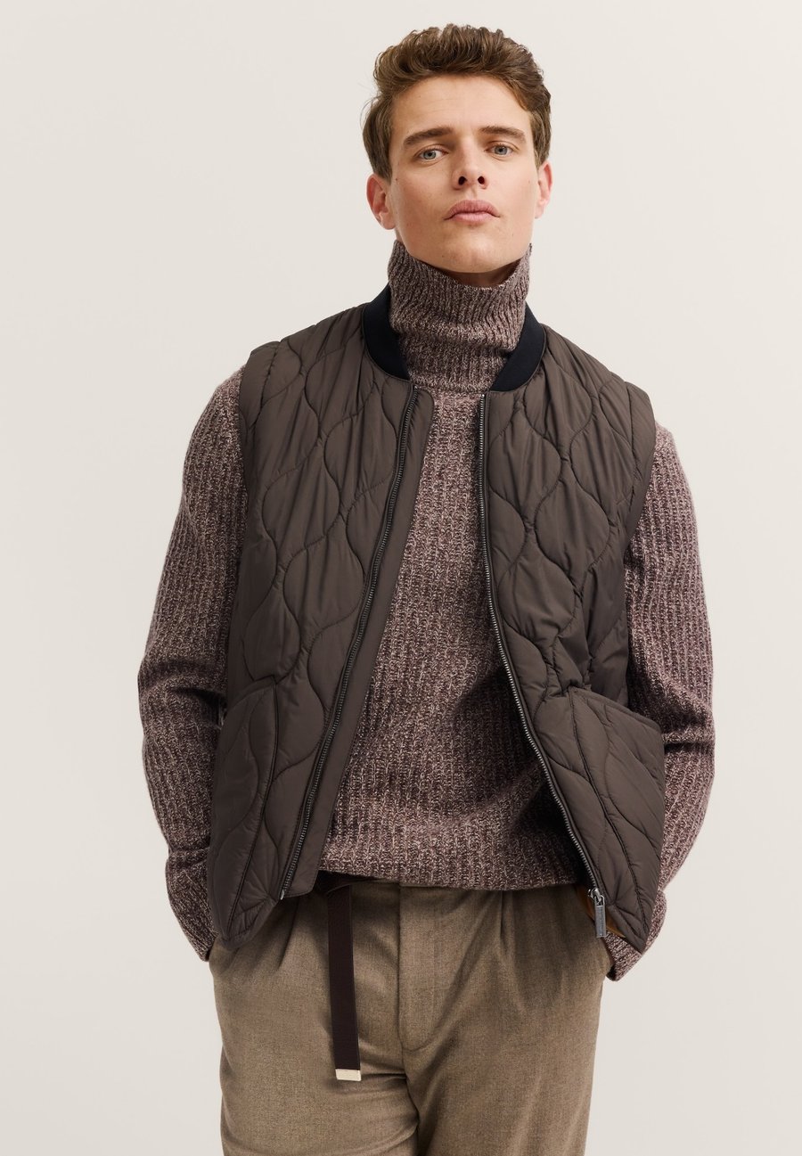 

Куртка bugatti REGULAR FIT MIT WELLENSTEPPUNG, Braun/Brown