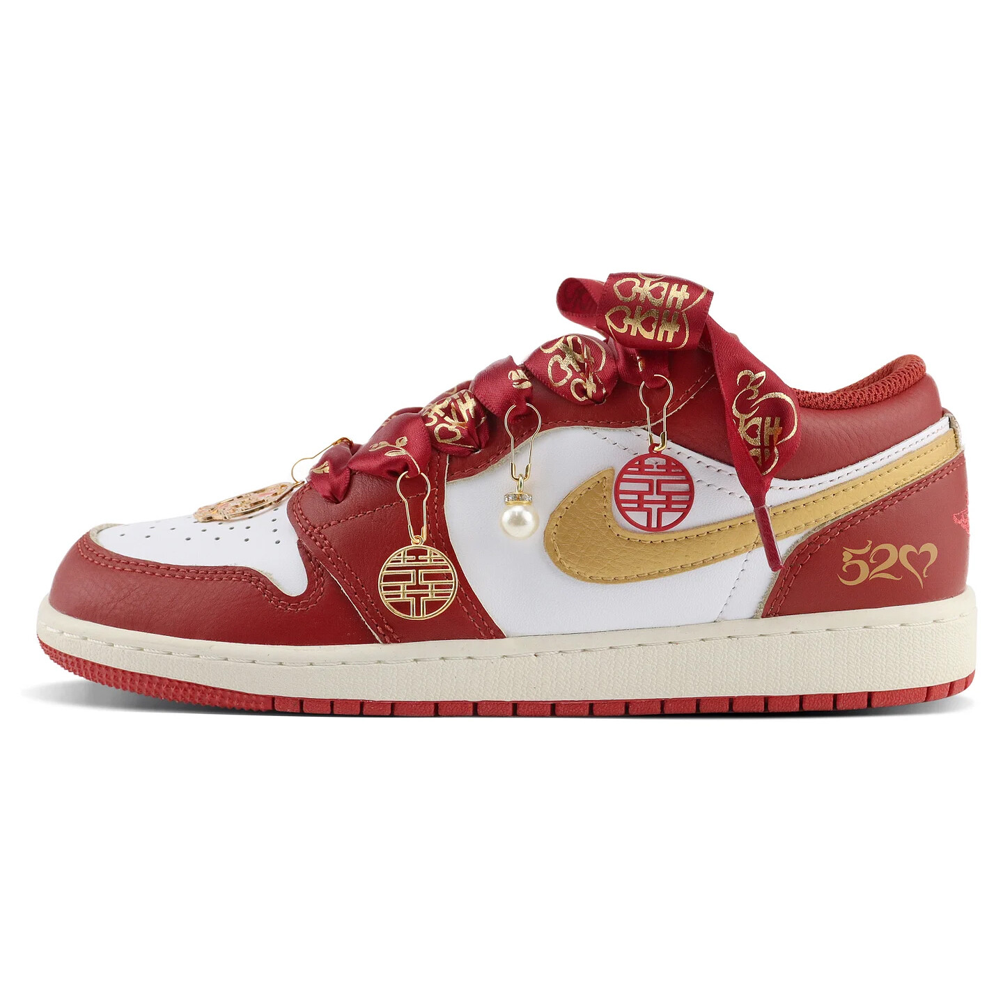 

Кроссовки Air Jordan 1 Vintage Basketball Women's Low-Top, красный/золотой/белый