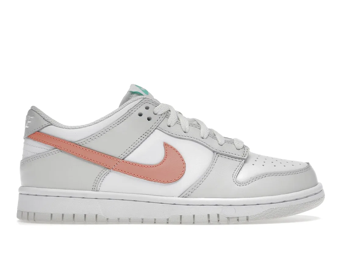 Детские кроссовки Lifestyle с контрастными Swooshes Nike Dunk Low Tropical Twist (GS) Nike, White/Bone-Peach-Aqua