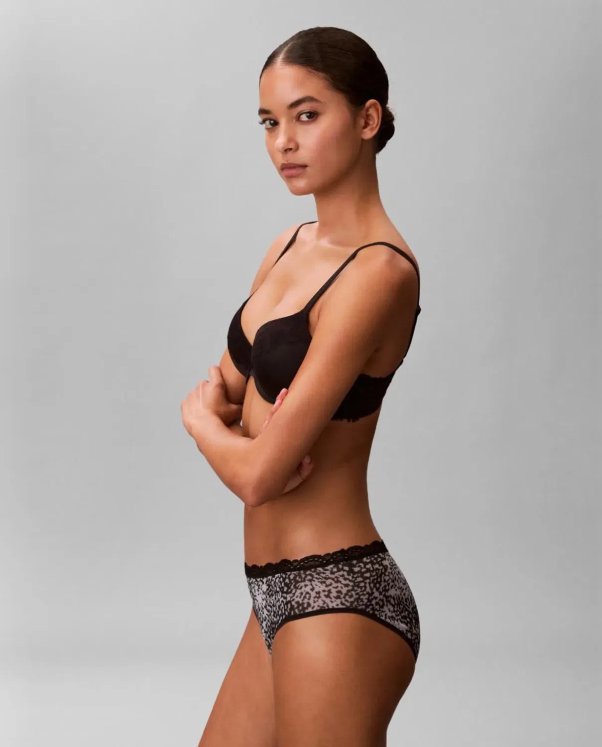 Женские трусы-слипы из микрофибры с кружевом Calvin Klein, Negro — фото 4