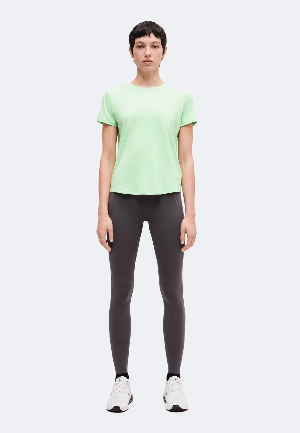 Классика - спортивная футболка Nike Performance, Cucumber Calm/White — фото 2