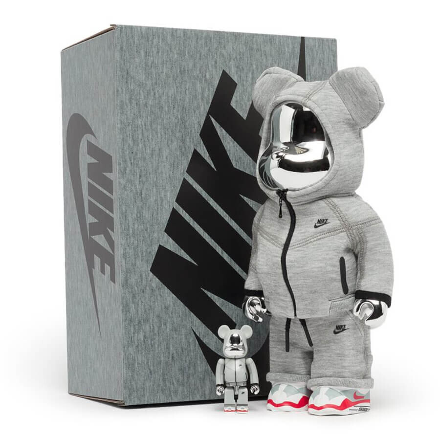 Набор фигурок Bearbrick x Nike Tech Fleece N98 100% & 400%, 2 предмета, серый/черный/красный — фото 4