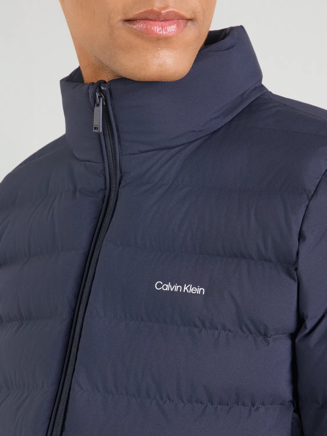 Куртка Calvin Klein Between-Season Jacket CLASSIC темно-синего цвета — фото 2