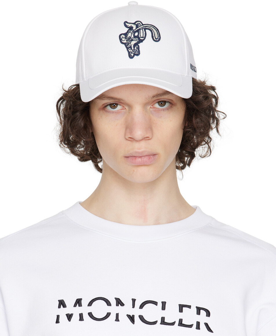 

Белая кепка с вышивкой Moncler