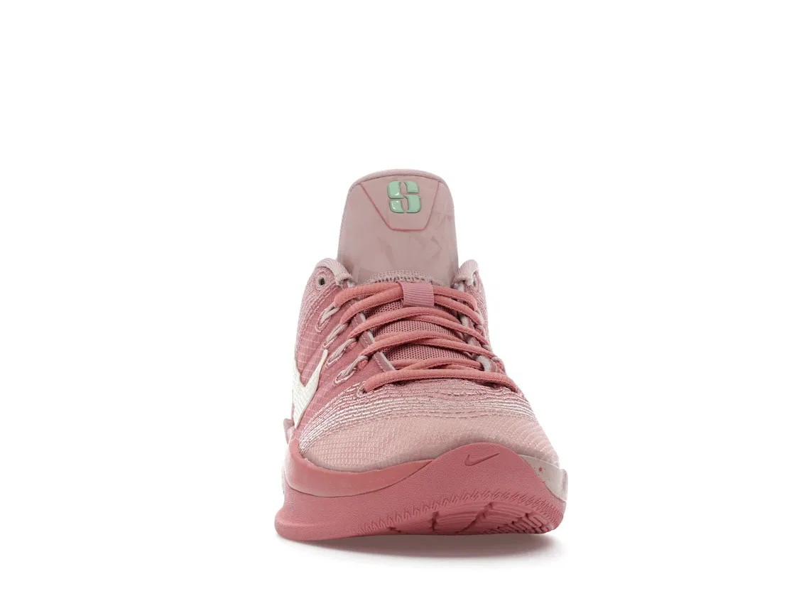Детские кроссовки для девочек с принтом Nike Sabrina 3 Nike, Pink Oxford/Red Stardust/Enamel Green/Coconut Milk — фото 2