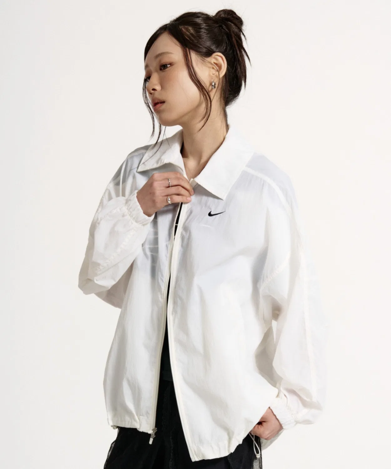 Женская легкая куртка-ветровка с принтом Nike Sportswear Oversized Lightweight UV Jacket, кремовый — фото 3