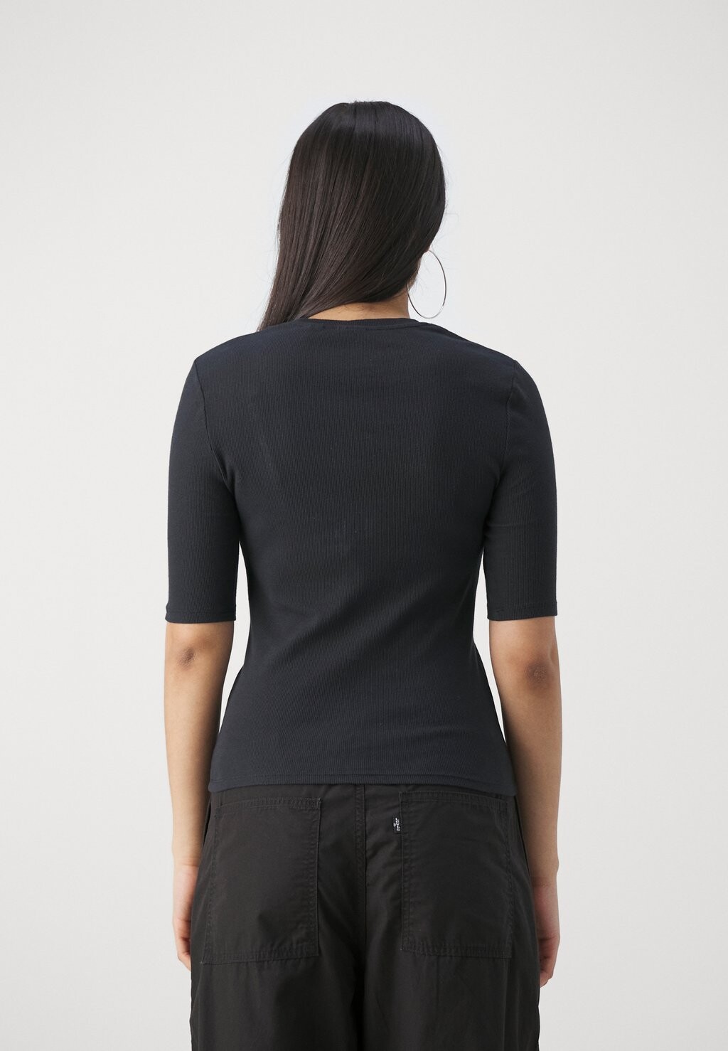 Базовая футболка LUCA SLIM TEE Levi's, цвет caviar — фото 4