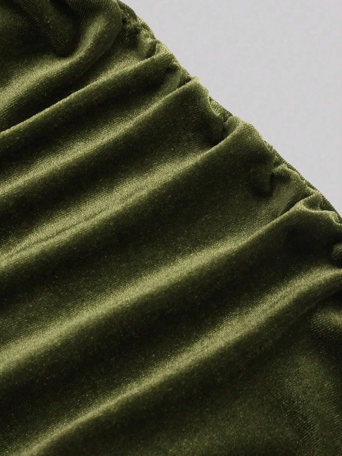 Женское бархатное макси-платье на тонких бретелях с рюшами, Army Green — фото 2