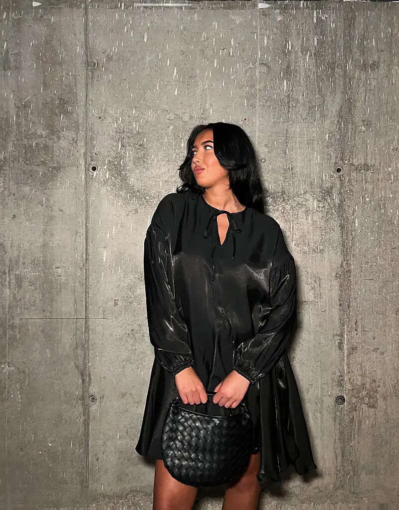 

Платье мини-размера с круглым вырезом, длинными рукавами и принтом «черный металлик»