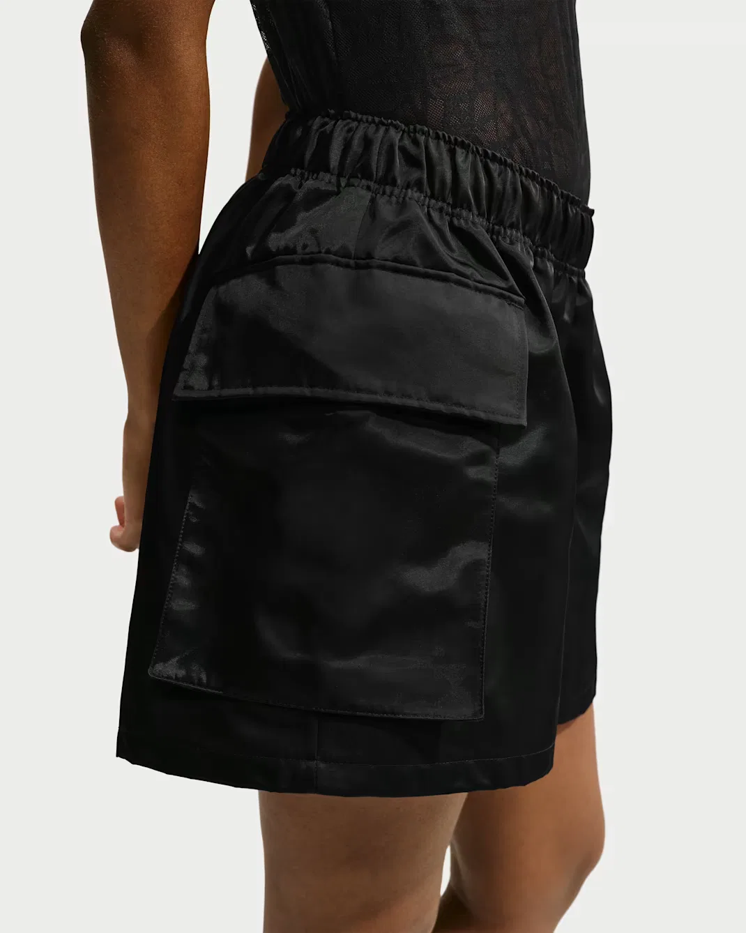 Женские свободные атласные шорты-карго со средней посадкой Nike Sportswear, Black/Black — фото 3