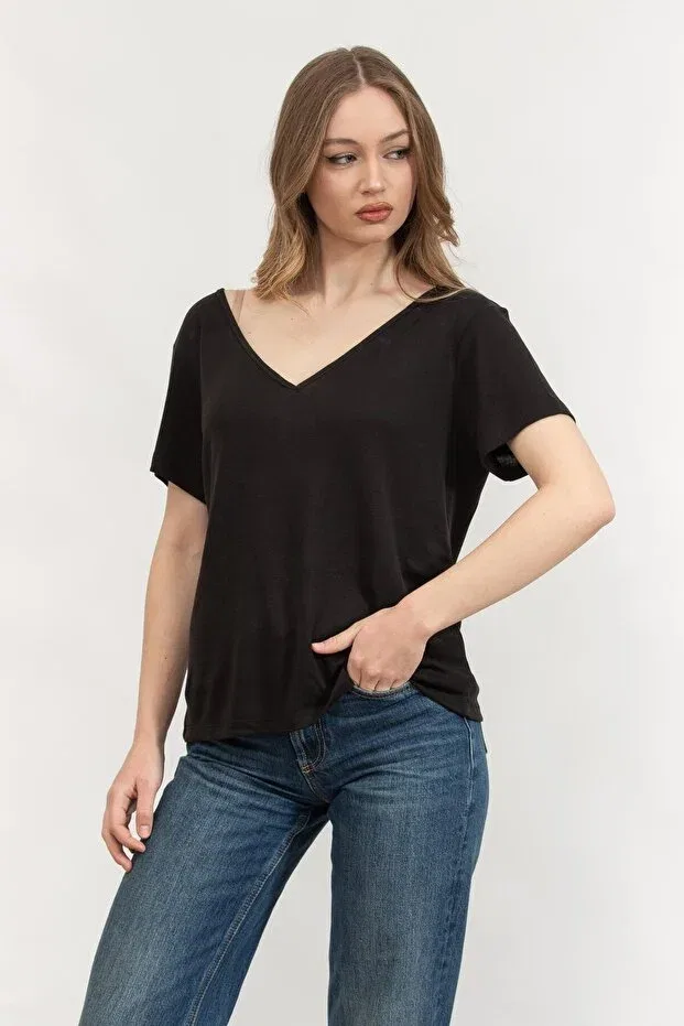 Женская футболка с V-образным вырезом с коротким рукавом Calvin Klein, Black — фото 2