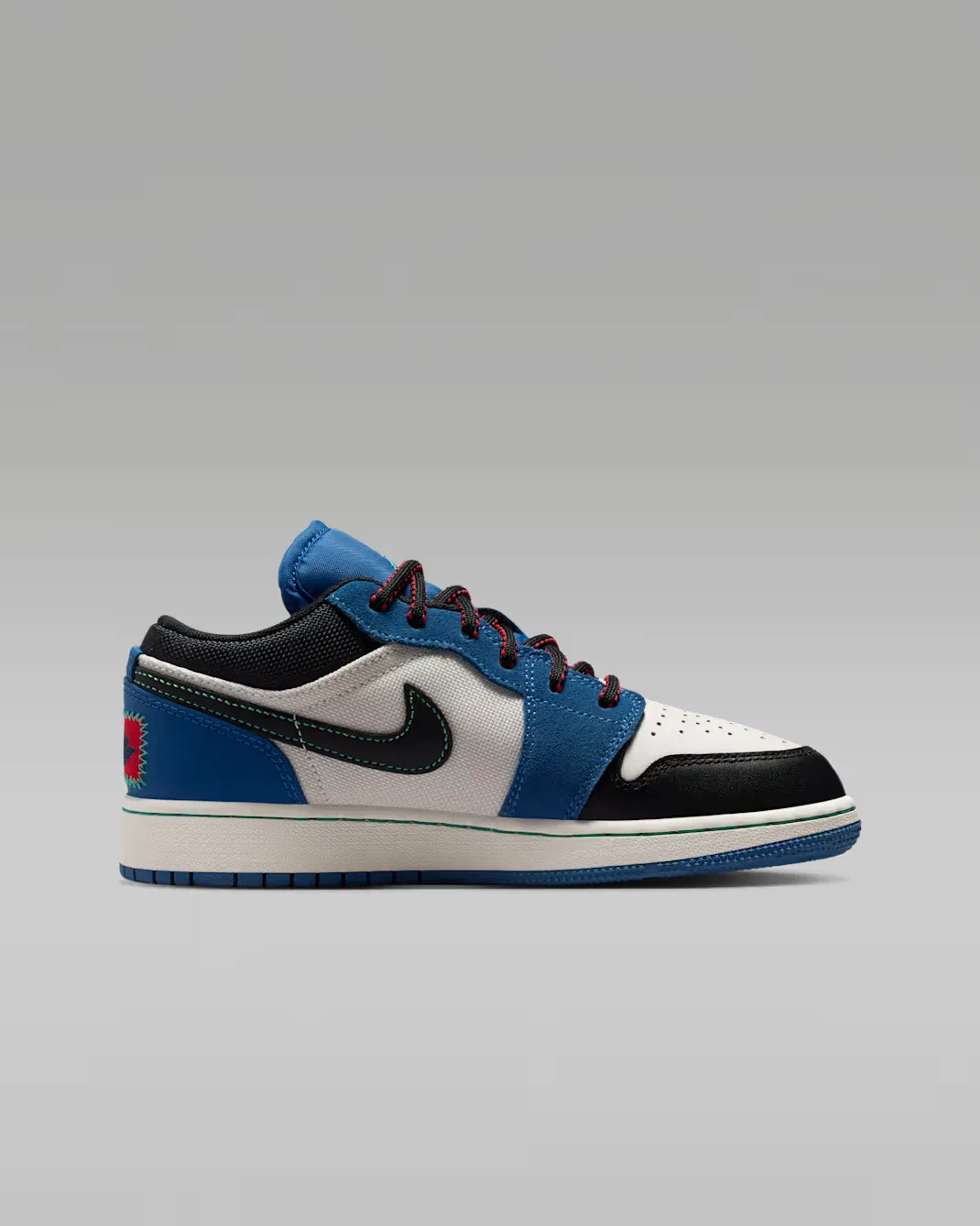 Кроссовки для детей постарше Air Jordan 1 Low SE, True Blue/University Red/Kinetic Green/Black — фото 3