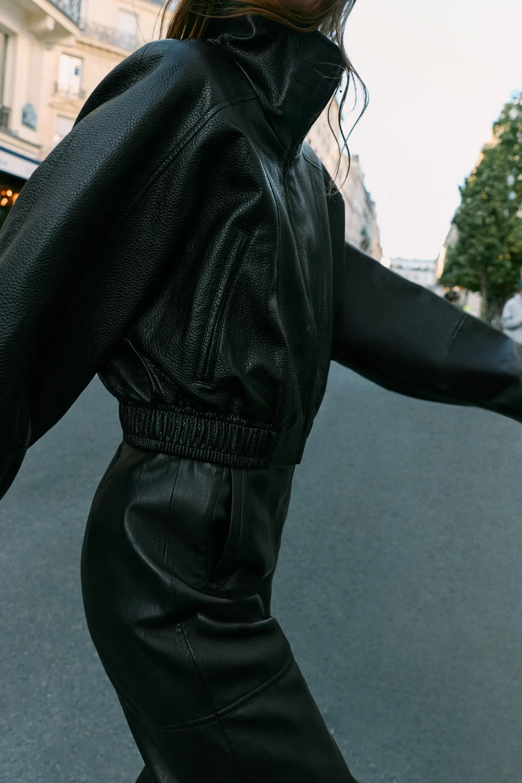 Куртка Zara укороченная с эффектом кожи, черный — фото 3