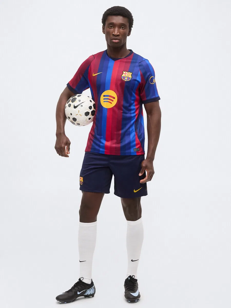 Футболка NIKE 'FCB' в темно-синем, лазурном, ярко-красном и клюквенном цветах — фото 4