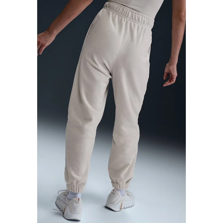Женские спортивные штаны из флиса Nike Therma-FIT One Loose Fleece, Светло-кремовый — фото 2