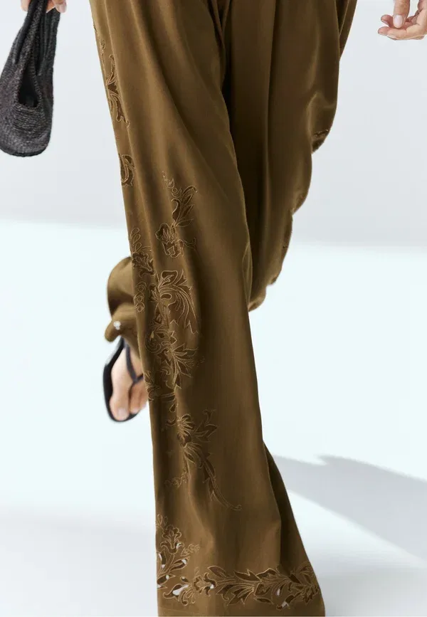 Брюки свободного кроя с вышивкой Flowing wide-leg pants with embroidered detail Massimo Dutti, khaki, хаки — фото 3
