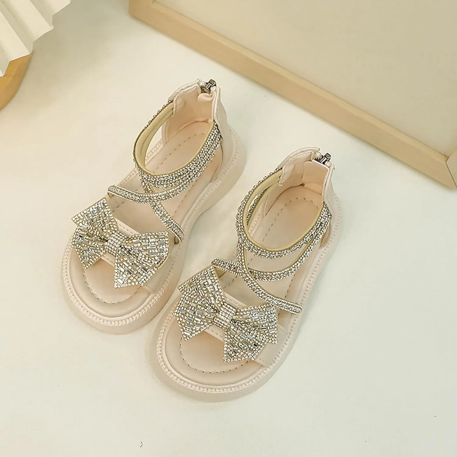 Детские туфли для девочек с открытым носком и блестящим бантом Mary Jane, Beige — фото 3