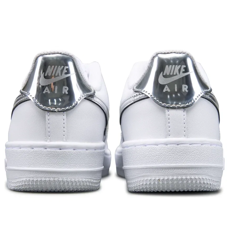 Детские кроссовки с кожаным верхом Air Force 1 'White Metallic Silver' Nike, White/Metallic Silver — фото 4