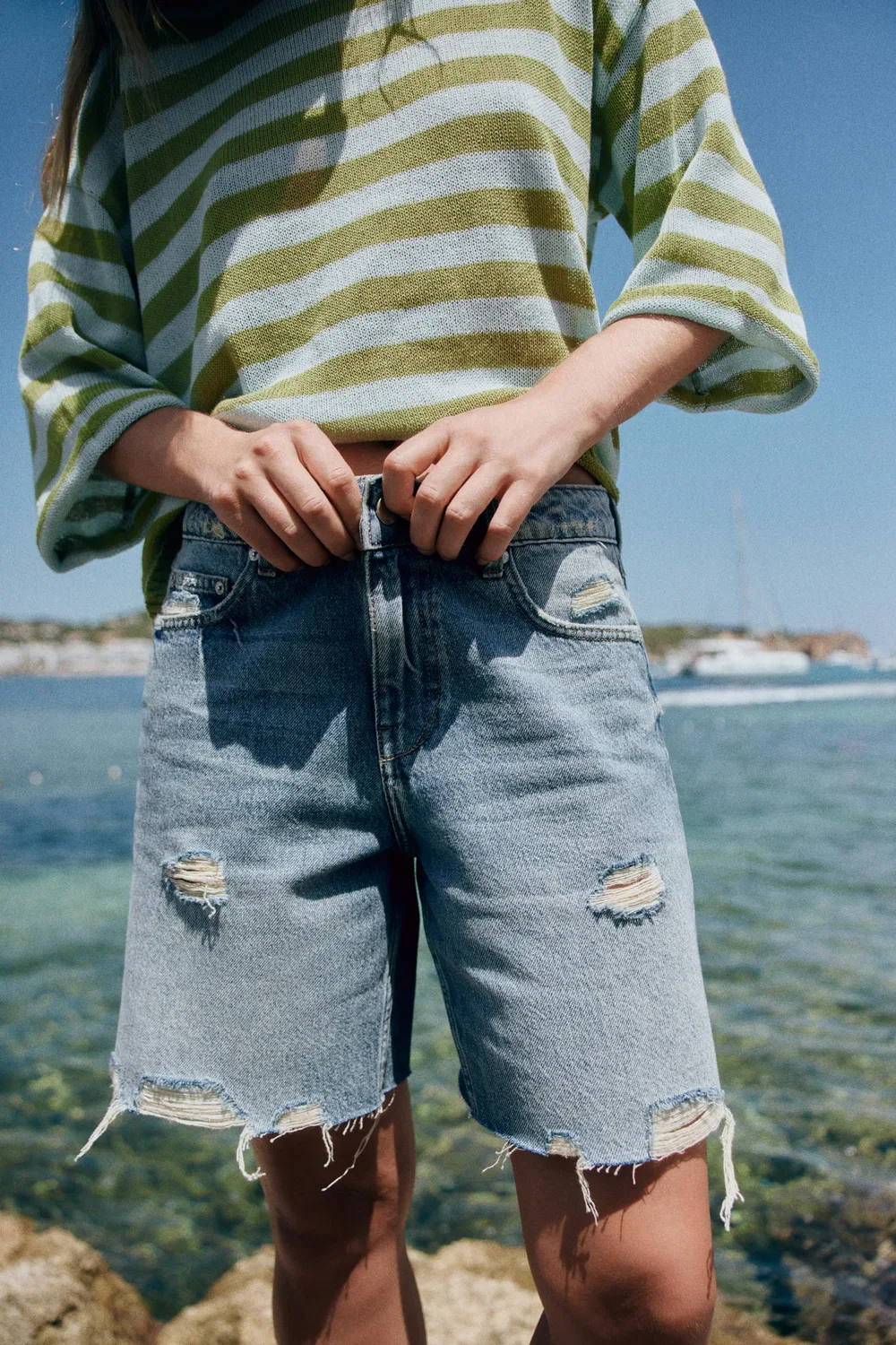 Z1975 Рваные джинсовые шорты-бермуды ZARA, Mid-blue — фото 4