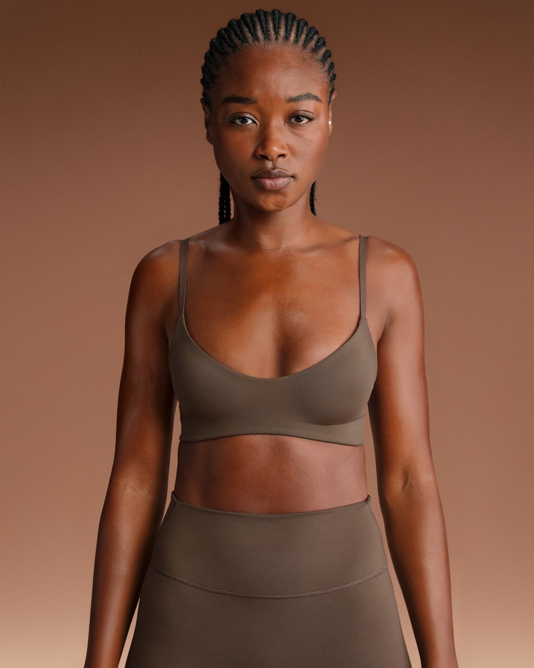 

Спортивный топ NikeSKIMS Matte Women's Micro-Scoop, темно-коричневый