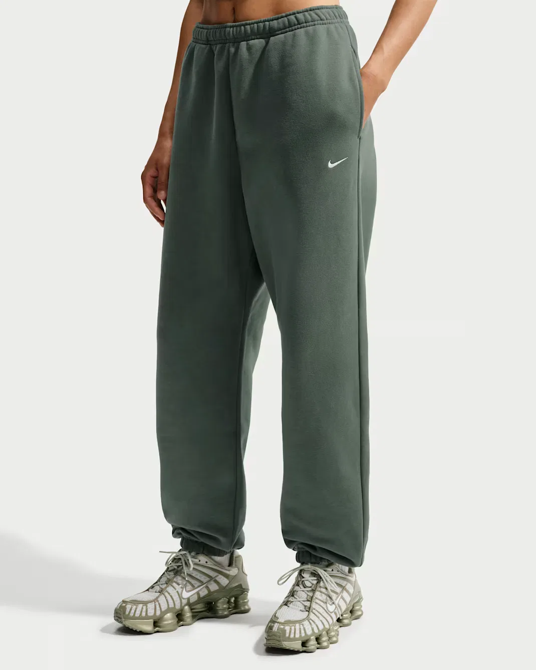 Женские брюки с высокой посадкой, свободного кроя и манжетами Nike Studio Fleece Medium Weight, Camo Green/Sail — фото 2