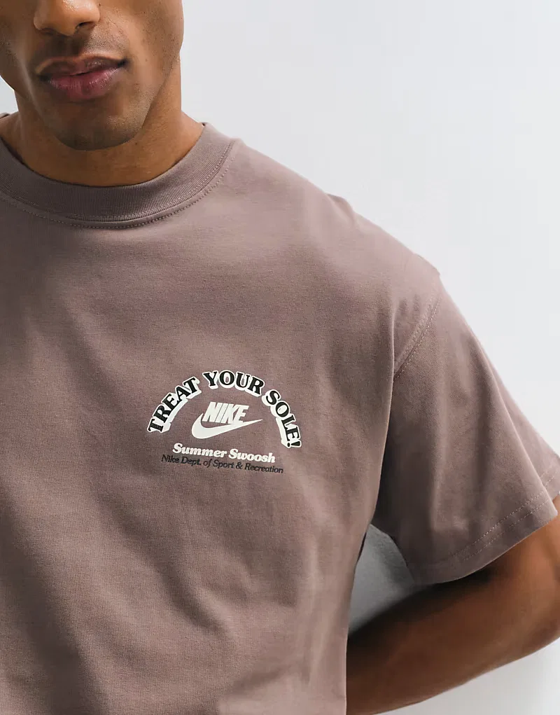 Футболка Nike с графическим принтом в виде фургона с мороженым на спине, коричневый — фото 3