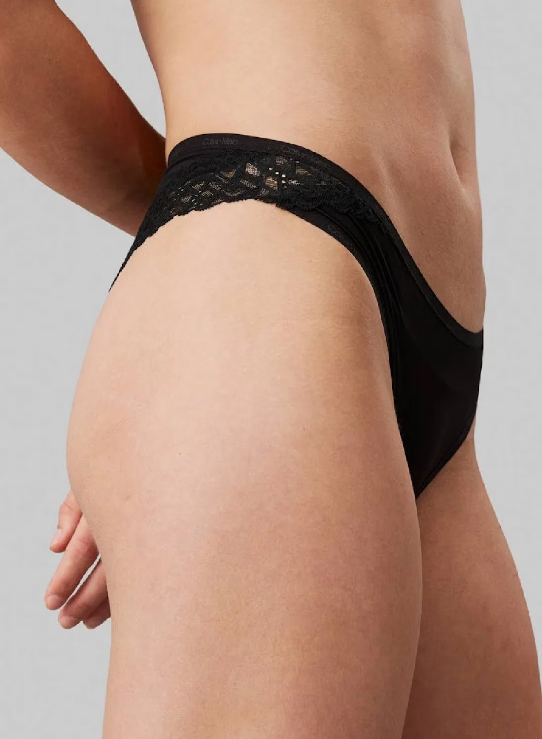 Трусы бразилиана с кружевной отделкой Soft Stretch Lace Calvin Klein, черный — фото 4
