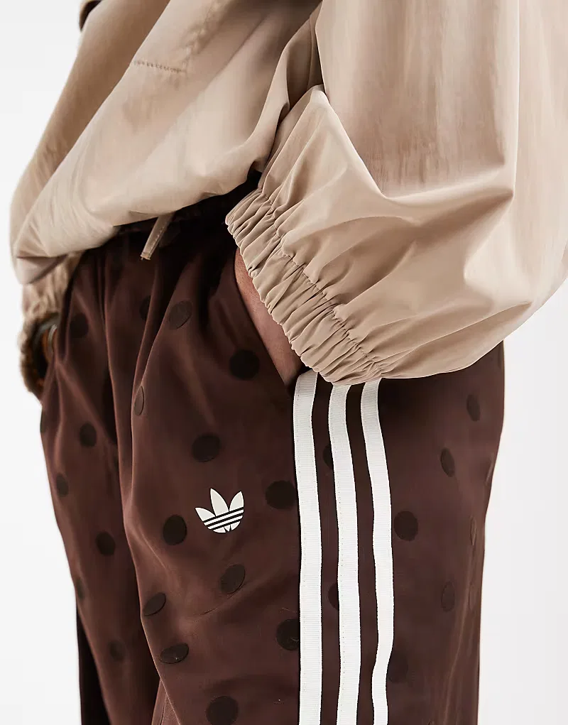 Спортивные брюки Adidas Originals из атласа с широкими штанинами в коричневую точку — фото 4